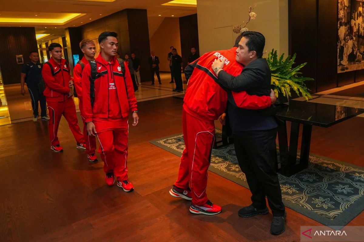 Here are some alternate titles you could use for "Prediksi Susunan Pemain Timnas Indonesia vs Australia":

1. "Prakiraan Line-Up Timnas Indonesia Melawan Australia"
2. "Ramalan Komposisi Pemain: Indonesia vs Australia"
3. "Susunan Pemain yang Diprediksi: Indonesia vs Australia"
4. "Analisis Prediksi Susunan Pemain: Timnas Indonesia vs Australia"
5. "Proyeksi Line-Up untuk Pertandingan Indonesia vs Australia"
6. "Dugaan Formasi Timnas Indonesia vs Australia"
7. "Tak Terduga: Susunan Pemain Timnas Indonesia dan Australia"
8. "Persiapan Pertandingan: Prediksi Susunan Pemain Indonesia vs Australia"
9. "Taktik dan Formasi: Indonesia Vs Australia yang Diprediksi"
10. "Preview susunan pemain: Timnas Indonesia vs Australia"

Feel free to use or modify any of these suggestions!