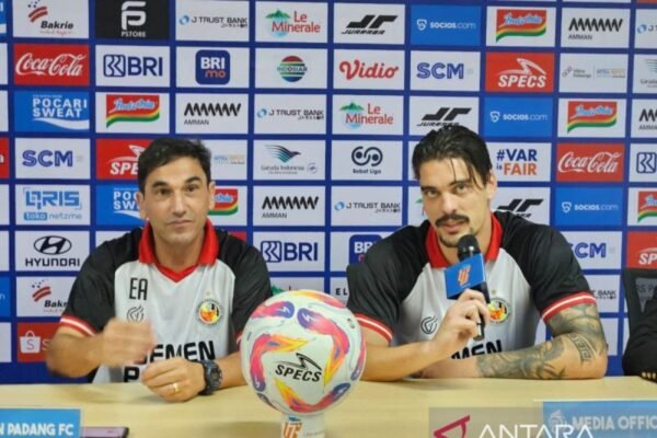 Berikut beberapa alternatif judul untuk "Pelatih Carlos Almeida tidak membebani para pemain Semen Padang":

1. "Carlos Almeida: Fokus pada Dukungan, Bukan Beban untuk Pemain Semen Padang"
2. "Pelatih Semen Padang, Carlos Almeida, Utamakan Beban Mental yang Ringan untuk Pemain"
3. "Carlos Almeida Berkomitmen untuk Mengurangi Tekanan pada Pemain Semen Padang"
4. "Pelatih Carlos Almeida: Pendekatan Tanpa Beban bagi Pemain Semen Padang"
5. "Carlos Almeida Ciptakan Lingkungan Tanpa Stres bagi Pemain Semen Padang"
6. "Strategi Carlos Almeida: Tidak Menambah Beban pada Pemain Semen Padang"

Semoga ini membantu!