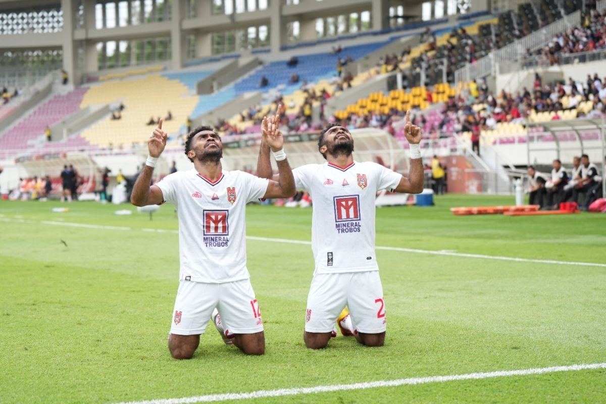 Sayuri Bersaudara Dipanggil ke Timnas untuk Kualifikasi Piala Dunia" 

Apa Anda ingin alternatif yang berbeda atau tema lain?