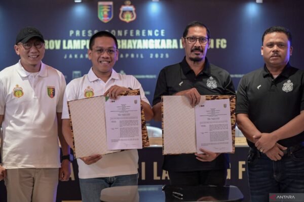 Berikut adalah beberapa alternatif judul untuk artikel tentang klub yang mengganti nama dan domisili, termasuk Bhayangkara dan Persikas:

1. "Transformasi Klub: Bhayangkara dan Persikas Ikuti Jejak Tujuh Tim Lain Ganti Nama dan Domisili"
2. "Perubahan Identitas: Saat Tujuh Klub, Termasuk Bhayangkara dan Persikas, Beradaptasi dengan Nama dan Domisili Baru"
3. "Bhayangkara, Persikas, dan Enam Klub Lainnya: Perubahan Nama dan Domisili dalam Dunia Sepak Bola"
4. "Revolusi Nama dan Domisili: Bhayangkara dan Persikas Bergabung dengan Tujuh Klub Lainnya"
5. "Identitas Baru: Tujuh Klub Termasuk Bhayangkara dan Persikas Melakukan Pergantian Nama dan Domisili"
6. "Bhayangkara dan Persikas: Tujuh Klub yang Bertransformasi Melalui Pergantian Nama dan Wilayah"
7. "Dinamika Sepak Bola: Tujuh Klub, Termasuk Bhayangkara dan Persikas, Mengganti Nama dan Domisili"

Semoga alternatif judul ini bermanfaat!