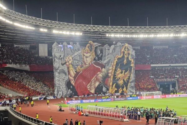 Sure! Here are some alternative titles for "Koreografi Berhias Tifo Pendekar Wayang Warnai Laga Indonesia vs China":

1. "Tarian Tifo Pendekar: Meriahkan Pertandingan Indonesia vs China"
2. "Kreasi Wayang dalam Laga: Tifo Pendekar Antara Indonesia dan China"
3. "Pesona Tifo Pendekar: Menghias Pertarungan Indonesia vs China"
4. "Harmoni Gerakan: Koreografi Tifo Pendekar di Duel Indonesia vs China"
5. "Kreativitas Budaya: Tifo Pendekar dalam Pertandingan Indonesia vs China"
6. "Wayang dan Laga: Koreografi Tifo Memukau di Indonesia vs China"
7. "Ekspresi Seni: Tifo Pendekar Dalam Duel Sengit Indonesia vs China"
8. "Meriahkan Arena: Koreografi Tifo Pendekar di Pertarungan Indonesia vs China"

Feel free to choose any of these or mix elements to create your own title!