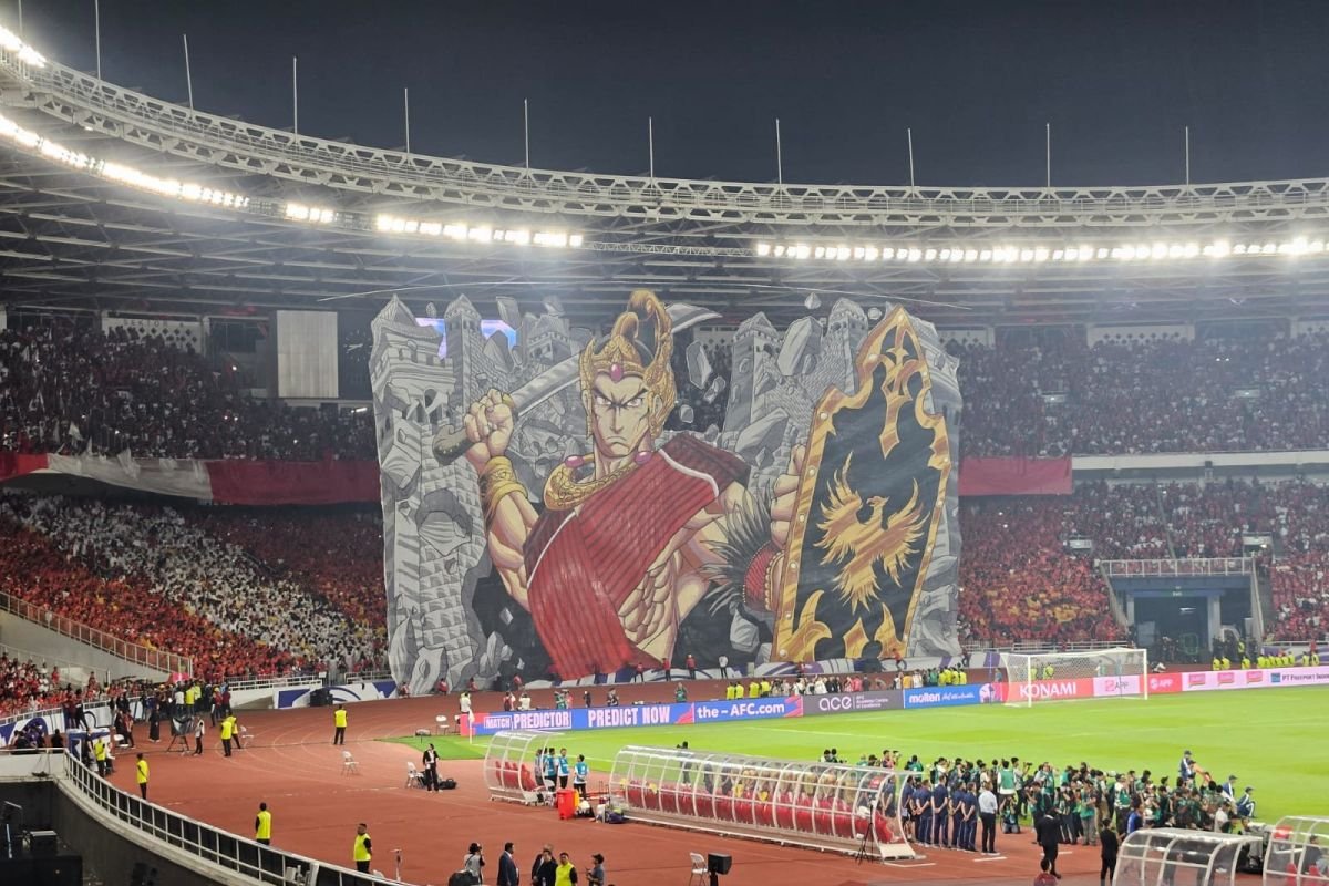 Sure! Here are some alternative titles for "Koreografi Berhias Tifo Pendekar Wayang Warnai Laga Indonesia vs China":

1. "Tarian Tifo Pendekar: Meriahkan Pertandingan Indonesia vs China"
2. "Kreasi Wayang dalam Laga: Tifo Pendekar Antara Indonesia dan China"
3. "Pesona Tifo Pendekar: Menghias Pertarungan Indonesia vs China"
4. "Harmoni Gerakan: Koreografi Tifo Pendekar di Duel Indonesia vs China"
5. "Kreativitas Budaya: Tifo Pendekar dalam Pertandingan Indonesia vs China"
6. "Wayang dan Laga: Koreografi Tifo Memukau di Indonesia vs China"
7. "Ekspresi Seni: Tifo Pendekar Dalam Duel Sengit Indonesia vs China"
8. "Meriahkan Arena: Koreografi Tifo Pendekar di Pertarungan Indonesia vs China"

Feel free to choose any of these or mix elements to create your own title!