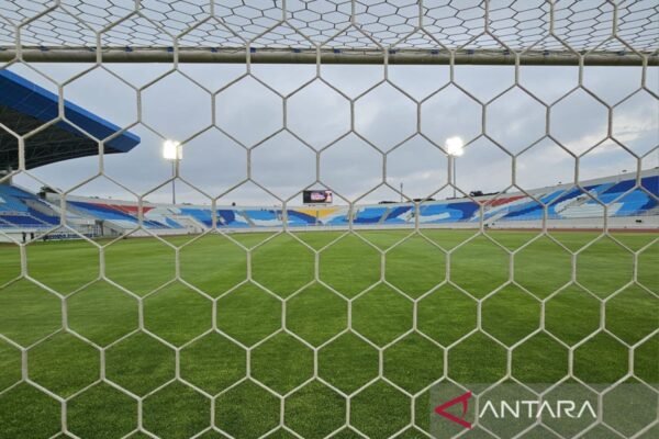 Arema FC Terima Sanksi akibat Insiden Pelemparan Bus Persik