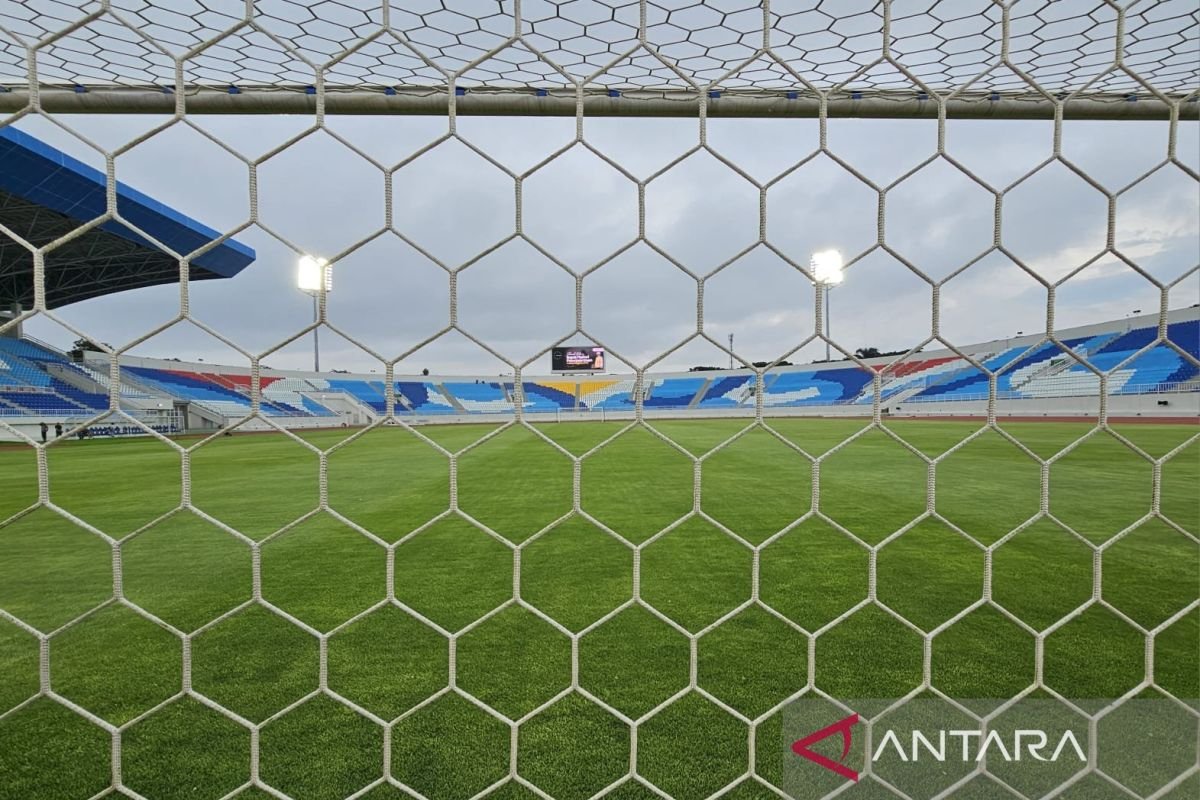 Arema FC Terima Sanksi akibat Insiden Pelemparan Bus Persik