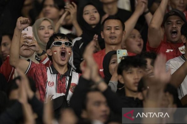 Berikut adalah alternatif judul untuk "God Bless" dan "Judika Bakar Semangat Penggemar Indonesia":

1. "God Bless: Energi Tak Terbendung dari Judika untuk Fans Tanah Air"
2. "Judika dan God Bless: Semangat Meriah untuk Penggemar Indonesia"
3. "Api Semangat Judika dan God Bless Menggugah Jiwa Pecinta Musik Indonesia"
4. "Judika dan God Bless: Membangkitkan Semangat Penggemar di Indonesia"
5. "Getaran Semangat: Kolaborasi Judika dan God Bless untuk Menceriakan Penggemar" 

Silakan pilih atau modifikasi sesuai keinginan!