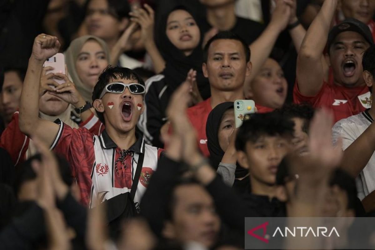 Berikut adalah alternatif judul untuk "God Bless" dan "Judika Bakar Semangat Penggemar Indonesia":

1. "God Bless: Energi Tak Terbendung dari Judika untuk Fans Tanah Air"
2. "Judika dan God Bless: Semangat Meriah untuk Penggemar Indonesia"
3. "Api Semangat Judika dan God Bless Menggugah Jiwa Pecinta Musik Indonesia"
4. "Judika dan God Bless: Membangkitkan Semangat Penggemar di Indonesia"
5. "Getaran Semangat: Kolaborasi Judika dan God Bless untuk Menceriakan Penggemar" 

Silakan pilih atau modifikasi sesuai keinginan!