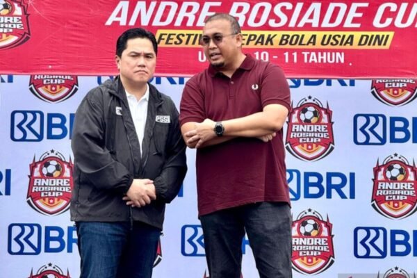 Berikut beberapa alternatif judul untuk "Erick Thohir apresiasi Andre, dukung kompetisi usia muda rutin":

1. "Erick Thohir Berikan Apresiasi kepada Andre, Dukung Penyelenggaraan Kompetisi Usia Muda Secara Rutin"
2. "Dukungan Erick Thohir untuk Andre: Pentingnya Kompetisi Rutin untuk Usia Muda"
3. "Erick Thohir dan Andre: Sinergi dalam Mendorong Kompetisi Usia Muda yang Berkelanjutan"
4. "Apresiasi Erick Thohir untuk Andre: Mendorong Rutinitas Kompetisi bagi Generasi Muda"
5. "Erick Thohir Dukung Andre: Komitmen untuk Menyelenggarakan Kompetisi Usia Muda Secara Teratur"
6. "Kompetisi Usia Muda: Erick Thohir Apresiasi Peran Andre dalam Mendorong Aktivitas Rutin"
7. "Erick Thohir dan Andre: Bersatu untuk Meningkatkan Kompetisi Usia Muda Secara Rutin"

Silakan pilih atau modifikasi sesuai kebutuhan!