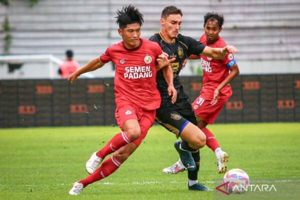 Berikut beberapa alternatif judul untuk "Bali United Gaet Dua Pemain Asing Baru":

1. "Bali United Rekrut Dua Pemain Asing Terbaru"
2. "Bali United Tambah Dua Wajah Baru dari Asing"
3. "Dua Pemain Asing Bergabung dengan Bali United"
4. "Bali United Resmi Datangkan Dua Pemain Asing"
5. "Dua Bintang Asing Join Bali United"
6. "Bali United: Dua Pemain Asing Baru Siap Perkuat Tim"
7. "Bali United Perkuat Barisan dengan Dua Pemain Asing"
8. "Dua Pemain Internasional Jadi Anggota Baru Bali United"

Semoga judul-judul ini membantu!