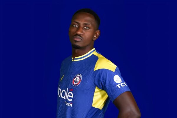 Here are some alternative title suggestions for "Arema FC Rekrut Pemain Serba Bisa Matheus Blade":

1. "Arema FC Menambah Kekuatan dengan Rekrut Pemain Multifungsi Matheus Blade"
2. "Matheus Blade: Pemain Serba Bisa yang Resmi Bergabung dengan Arema FC"
3. "Kedatangan Matheus Blade: Arema FC Dapatkan Pemain Serbaguna"
4. "Arema FC Perkenalkan Matheus Blade sebagai Pemain Multifungsi"
5. "Rekrutmen Matheus Blade: Arema FC Dapatkan Talenta Serba Bisa"

Feel free to let me know if you need more suggestions!