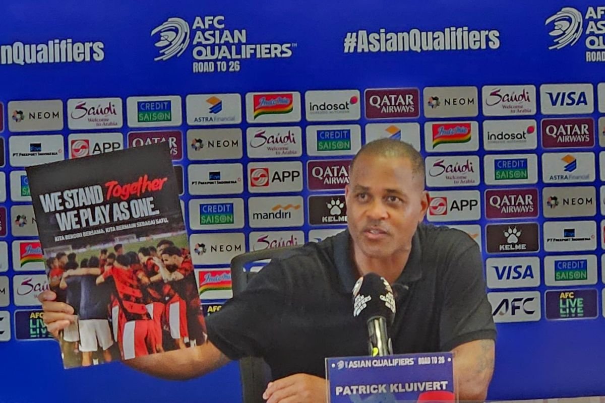 Kluivert Berpeluang Ikut Serta dalam Laga Legenda Real Madrid dan Barcelona