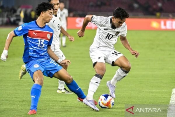 Gol Bunuh Diri Bawa Timnas Indonesia U23 Unggul 1-0 di Babak Pertama" 

Alternatif judul:

1. "Keunggulan Timnas Indonesia U23 Berkat Gol Bunuh Diri di Babak Pertama"
2. "Timnas Indonesia U23 Memimpin 1-0 di Babak Pertama Lewat Gol Bunuh Diri"
3. "Babak Pertama: Timnas Indonesia U23 Tertinggal 1-0 Berkat Gol Bunuh Diri"
4. "Gol Bunuh Diri Membuka Keunggulan Timnas Indonesia U23 di Babak Pertama"
5. "Gol Bunuh Diri Membawa Timnas Indonesia U23 Unggul di Babak Pertama" 

Apakah Anda ingin lebih banyak alternatif atau fokus pada sudut pandang tertentu?