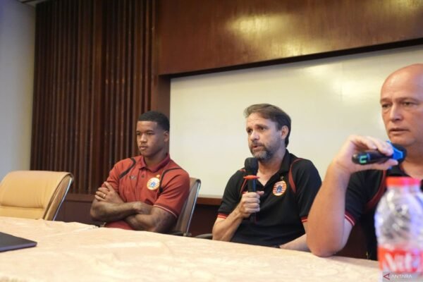 Tentu! Berikut adalah alternatif judul untuk "Mauricio Souza Nilai Semua Pemain Dewa United Harus Diwaspadai":

1. "Mauricio Souza: Setiap Pemain Dewa United Layak Diwaspadai"
2. "Mauricio Souza: Waspadai Setiap Ancaman dari Pemain Dewa United"
3. "Mauricio Souza: Semua Pemain Dewa United Perlu Diwaspadai"
4. "Analisis Mauricio Souza: Pemain Dewa United yang Harus Diwaspadai"
5. "Mauricio Souza: Fokus Waspadai Kekuatan Pemain Dewa United"

Silakan pilih sesuai selera!