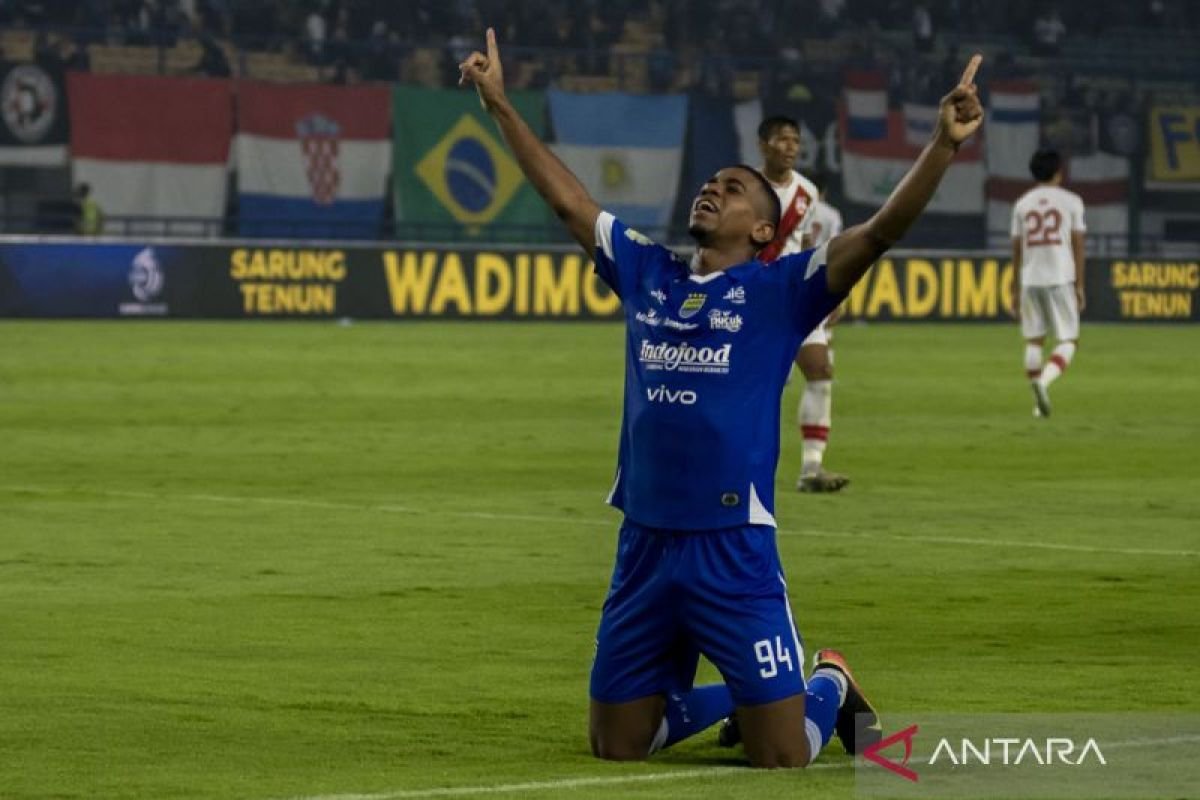 Persib Bandung Menang 2-0 atas Persis Solo: Sepuluh Pemain Tampil Gemilang