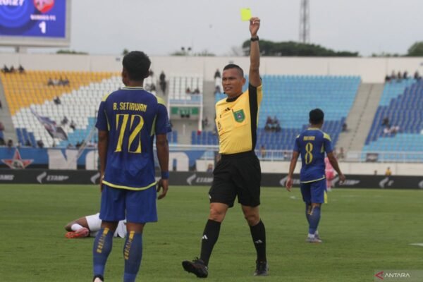 Pelatih Arema: Wasit Jadi Faktor Kekalahan Kami dari Borneo