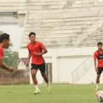 Berikut beberapa alternatif judul untuk "Marcos Reina Tertantang Bawa Persik Kediri Bersaing di Super League":

1. "Marcos Reina: Tantangan Baru Bawa Persik Kediri ke Super League"
2. "Persik Kediri di Ujung Tanduk: Marcos Reina Siap Bersaing di Super League"
3. "Ambisi Marcos Reina: Mengangkat Persik Kediri ke Pentas Super League"
4. "Marcos Reina: Misi Besar Persik Kediri di Super League"
5. "Menatap Super League: Marcos Reina Tantang Persik Kediri untuk Berprestasi"
6. "Persik Kediri Siap Berlaga di Super League Bersama Marcos Reina"
7. "Marcos Reina: Harapan Baru untuk Persik Kediri di Super League"

Semoga salah satu dari alternatif judul ini cocok!